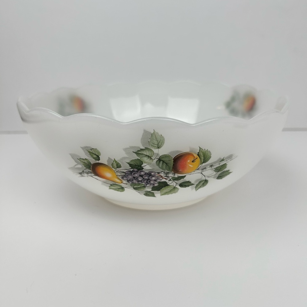 Arcopal Fruits de France Medium Scalloped milk glass serving bowl, Vintage, 70s